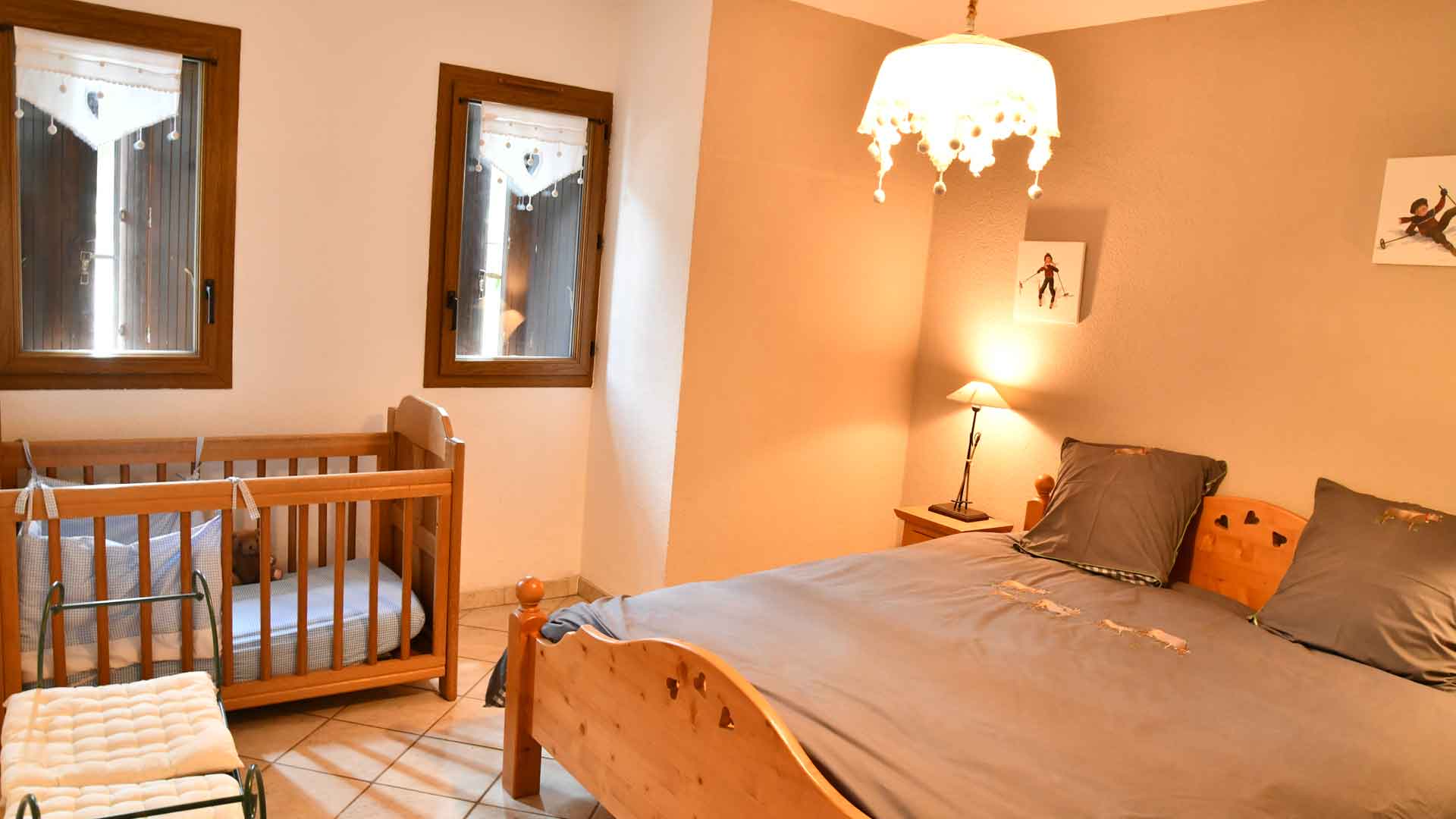 location-gite-establa-hautes-alpes-chambre-adulte-bebe