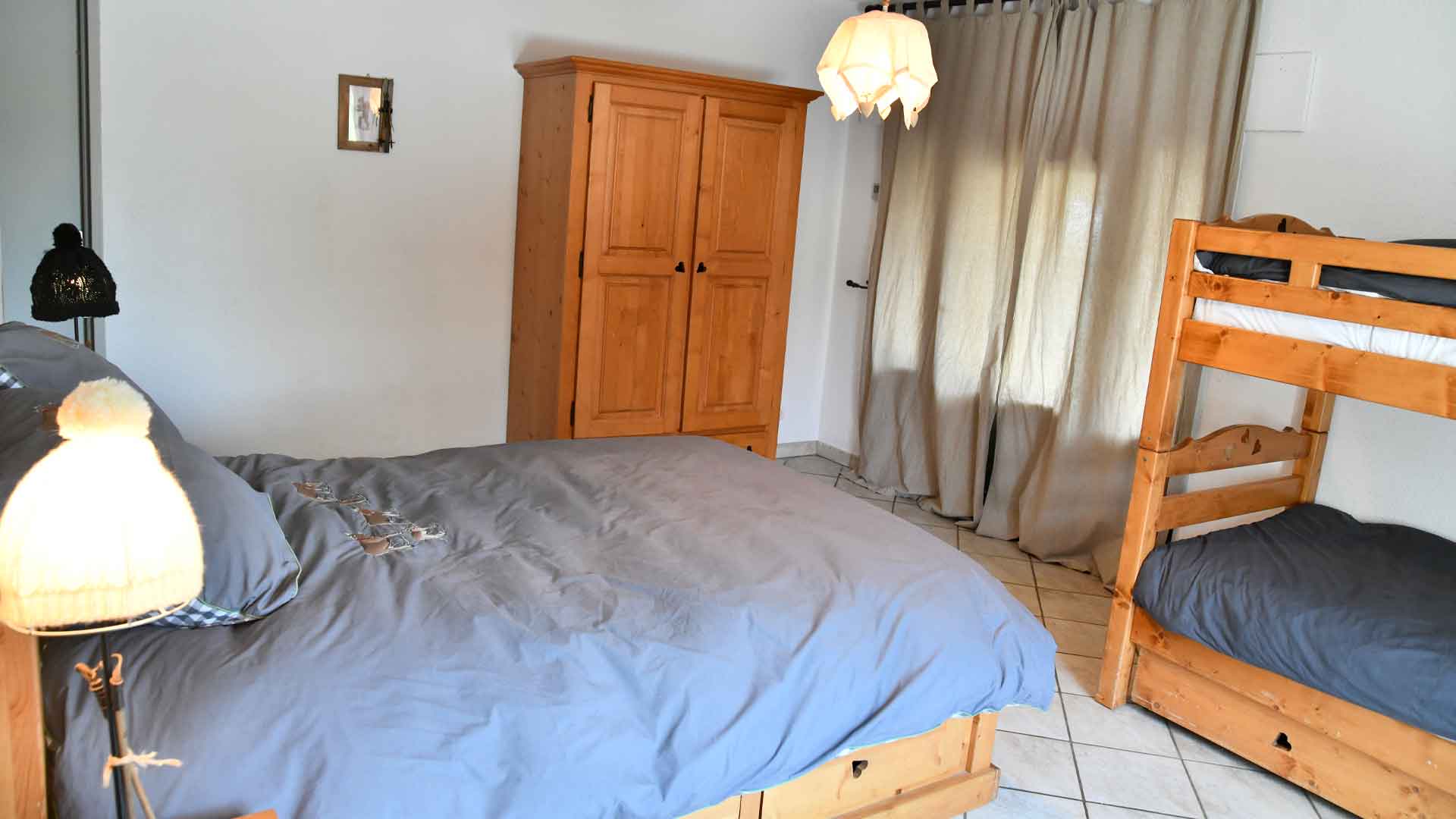 location-gite-establa-hautes-alpes-chambre-adulte-enfant